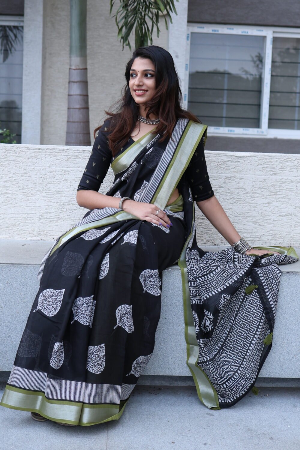 Black Linen Leaf Prints - Leaf Green